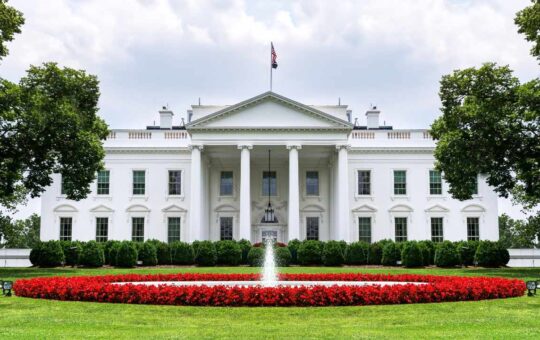 White House, US Senators Call for Proper Crypto Oversight